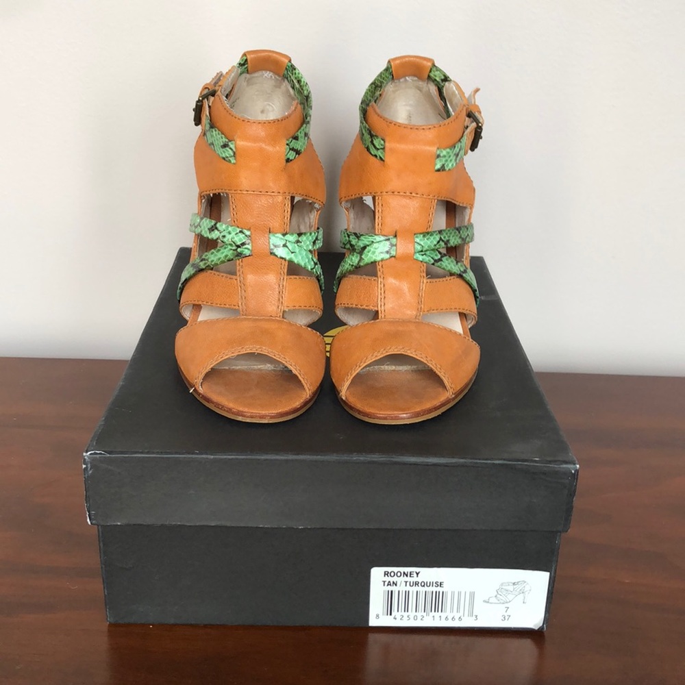 House of Harlow Rooney Heels size 7/37 Gently used. Good condition.